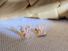 將圖片載入圖庫檢視器 LV同款高碳鑽logo字母耳環 (直播樣品）

