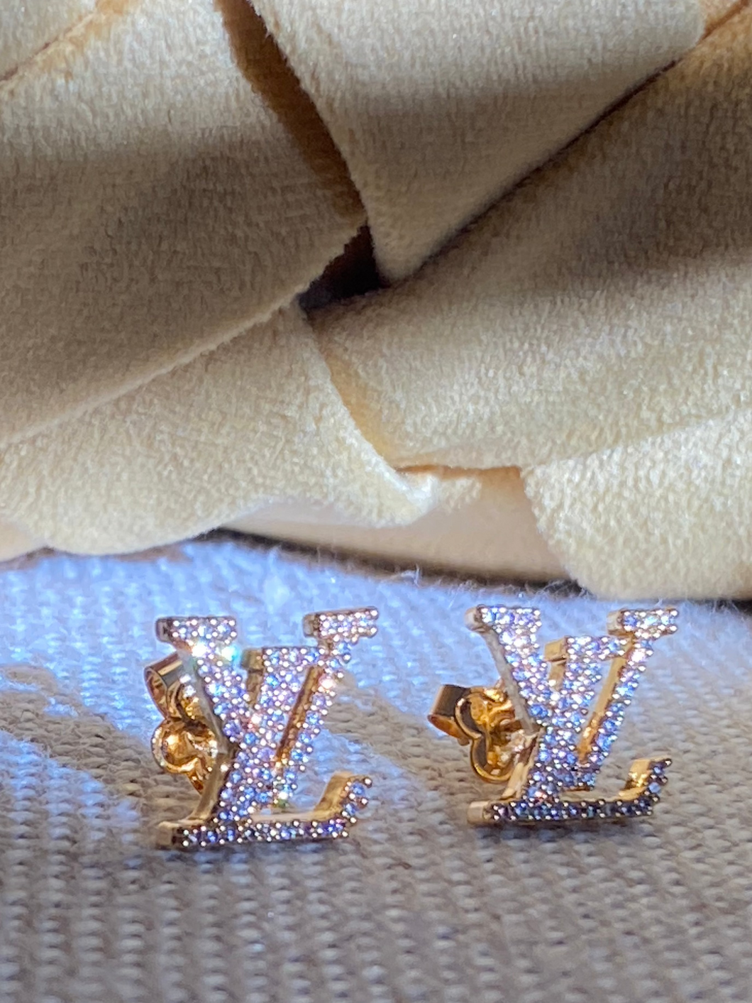 LV同款高碳鑽logo字母耳環 (直播樣品）