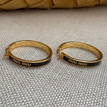 將圖片載入圖庫檢視器 MIUMIU黑色珐瑯圈耳環 (直播樣品）
