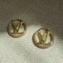 將圖片載入圖庫檢視器 LV同款字母鑲鑽耳環 (直播樣品）

